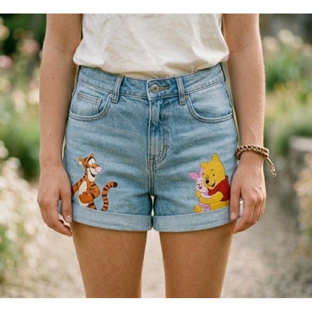 Women's Disney Winnie the Pooh Tigger Embroidered Denim Shorts Size 7 Cuffed